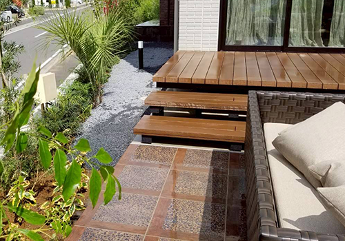 庭とウッドデッキ